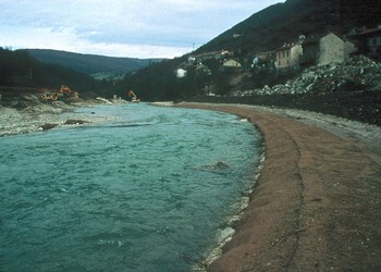 Mise en eau du nouveau lit de la rivière en cours de chantier et, notamment, d’exécution des aménagements végétaux (mars 1999)
