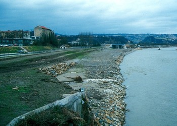 Travaux d‘élargissement de la Loire en cours, peu de temps après la crue de 1996 (janvier 1997)