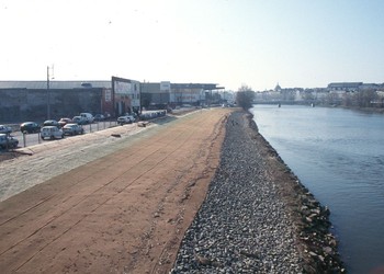 Vue du talus riverain en fin de travaux (mars 2003). Les petits blocs sont destinés à piéger les vases de Loire, favorables à l’Angélique des estuaires, espèce protégée au niveau international