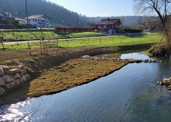 Etat réalisé (mars 2025) – vue depuis le pont en direction de l’amont et l’élargissement en rive droite (à gauche sur l’image)