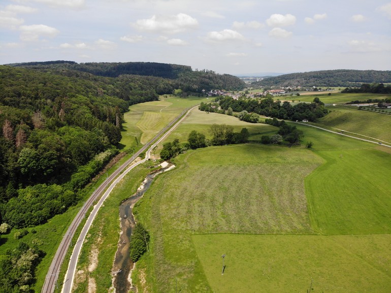 Etat 1 an après travaux (mai 2020) :  Cette image permet de voir la nouvelle piste cyclable et la structure de l’Allaine une année après avoir été revitalisée.