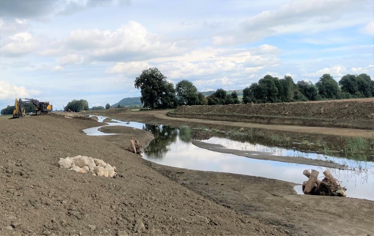 Travaux (septembre 2020) - Aménagement des microstructures sur les berges et dans le lit au fur et à mesure de l’avancement des travaux de terrassement. 