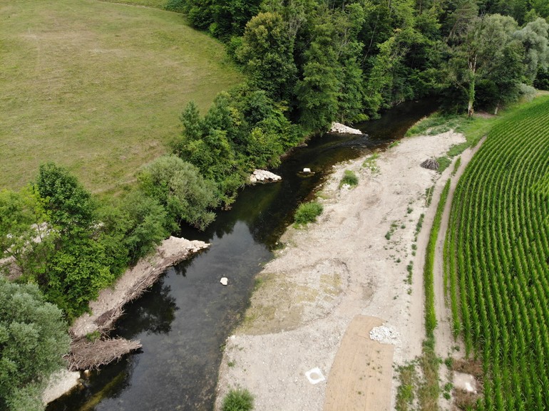 Etat réalisé (juillet 2022) – secteur amont :  élargissement en rive gauche (à droite sur la photo) et aménagements de stabilisation et diversification en rive droite 