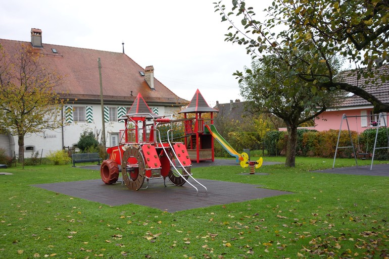 Place de jeux tondue uniformément et régulièrement sur l’ensemble de la surface. Des mesures de fauches différentiées sont proposées ici. ©PRA