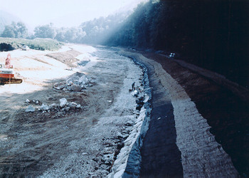 Finition des berges et du lit. Premiers ensemencements (09.1984)