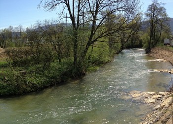 Stabilisation des berges là où les enjeux le demandent et diversification du lit