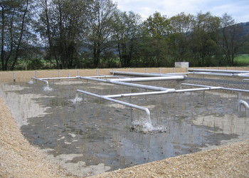 Arrivée des eaux usées sur le filtre avant développement des roseaux