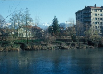 Vue d‘ensemble de la berge érodée avant travaux (novembre 2000) 