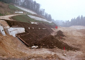 Vue générale des travaux de protections des ancrages et des sols (1991)