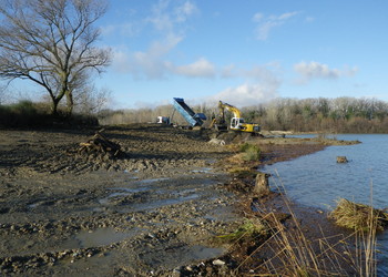 Terrassement des berges en cours et création de haut-fond sur gravière Joly (janvier 2015)