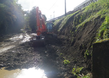 Travaux de protection de berge mixte en cours au droit de la route départementale située au-dessus