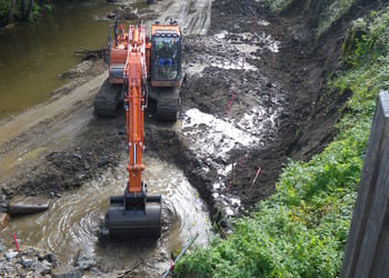 Travaux de protection de berge mixte en cours au droit de la route départementale située au-dessus