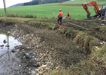 L'entreprise Aménat oeuvre au réaménagement en pente douce de la berge de l'étang de pêche