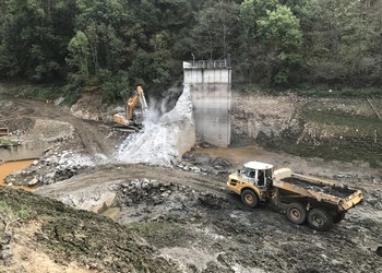 Démolition du barrage en cours et terrassement des sédiments (12.09.2017)
