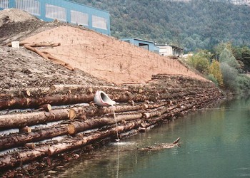 Ouvrage de protection après achèvement des travaux et remise en eau de la retenue (novembre 1995)Ouvrage de protection après achèvement des travaux et remise en eau de la retenue (novembre 1995)