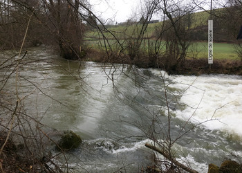 Vue du seuil Condor depuis la berge droite, en période de crue.