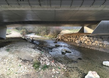 Aménagement de structures minérales sur le lit du cours d‘eau