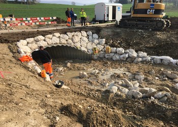 Pose d’une buse sous la route communale permettant l’aménagement d’un lit naturel sur tout le tronçon revitalisé (avril 2017)