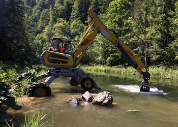 Mise en place des blocs sur le lit du Doubs