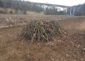 Aménagement des tas de branches avec 