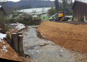 Berges après travaux de terrassement et mise en place du géotextile biodégradable