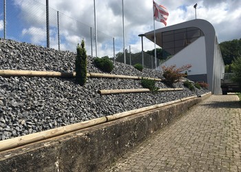 Exemple de talus à améliorer pour amener plus de biodiversité et limiter le réchauffement local. – à Porrentruy.