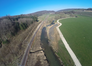 Etat pendant travaux (mars 2019) : morphologie de l’Allaine avant les travaux de terrassement, mais après les travaux d’abattage. Cette image permet de constater le futur tracé du cours d’eau, la voie CFF, la futur piste cyclable le long des voies et la piste de chantier à droite nécessaire à l’évacuation des matériaux.