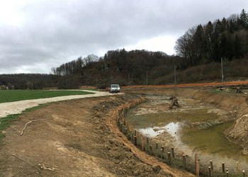 Etat pendant travaux (avril 2019) : stabilisation de la berge droite du nouveau tracé (berge située en extérieur de courbe) à l’aide de fascines de saule.