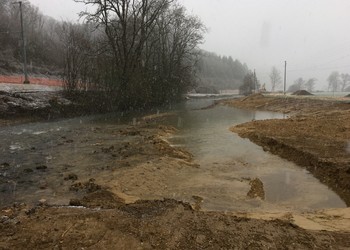 Etat pendant travaux (avril 2019) : amélioration de la connectivité latérale grâce au terrassement des berges et à la création de terrasse inondable. Sur cette photo, le seuil a été supprimé si bien que les faciès d’écoulement ont retrouvé des caractéristiques naturelles.