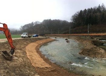 Etat pendant travaux (avril 2019) : mise en eau du nouveau tracé de l’Allaine. L’ancien tracé sera en parti remblayé et utilisé pour la piste cyclable et en partie transformé en bras mort.