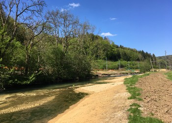 Etat 1 mois après travaux (mai 2019) : morphologie de l’Allaine suite aux travaux de terrassement. La terrasse droite a volontairement été laissée brute dans l’idée d’être mobilisée par le cours d’eau.