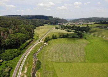 Etat 1 an après travaux (mai 2020) :  Cette image permet de voir la nouvelle piste cyclable et la structure de l’Allaine une année après avoir été revitalisée.