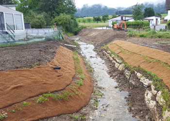 Après travaux : pente des berge adoucie et création de terrasses inondable. 