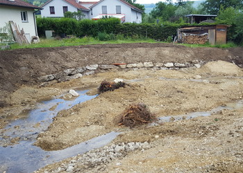 Après travaux : talutage de la berge et élargissement et diversification du lit du cours d’eau.