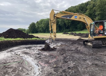 Appui au machiniste pour le terrassement des formes finales du lit mineur et majeur avant mise en eau (juillet 2020).