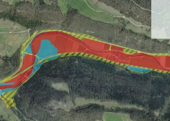 Carte de dangers des inondations de la Birse à proximité du hameau des Riedes-Dessus (rouge : danger élevé, bleu : danger moyen, jaune : danger faible, hachure : danger résiduel)