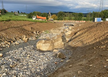 Etat juste après terrassement du nouveau lit majeur élargi (2020). Des gros blocs erratiques découverts lors des terrassements ont été laissés en place et contribuent à diversifier les écoulements et la macro-rugosité du nouveau lit.  