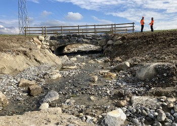 L’aménagement d’un passage sous buse permet de garantir l’écoulement des eaux de crues et assure surtout une connectivité longitudinale aquatique et terrestre.