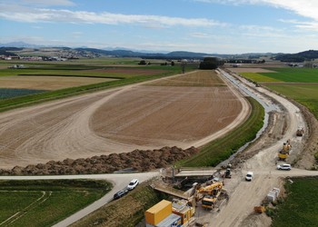 Travaux (2020) - Le déplacement et rehaussement des digues nécessite une importante gestion des matériaux terreux en vue de leur revalorisation (© RWB)