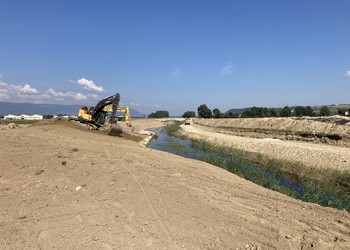 Travaux (septembre 2020) - Terrassement des nouvelles digues et mise en place du substrat final avant semis. En parallèle la reconstruction de la digue en rive droite va bon train. 