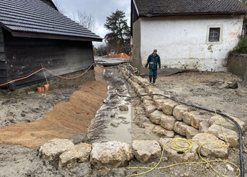 Travaux (janvier 2021) – Aménagement des berges et du lit du cours d’eau remis à ciel ouvert (avant mise en eau).