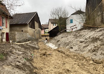Travaux (février 2021) – Aménagement du lit du ruisseau en cours au droit des habitations (avant mise en eau).
