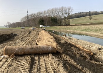 En travaux - plantation de ligneux, aménagement de sac coco pour la protection du pied de berge en remblais et de terrasses inondables