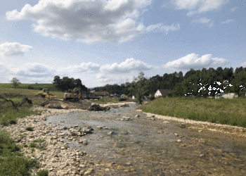Etat réalisé (août 2021) - Tronçon dédié à la protection contre les crues. Suite aux mesures de protection contre les crues, la section d’écoulement a été augmentée, la berge droite légèrement rehaussé. Du point de vue de la biodiversité, la connectivité latérale a été restaurée (adoucissement des berges). La largeur et la profondeur de la Scheulte sont à nouveau variable et libre d’évoluer librement.