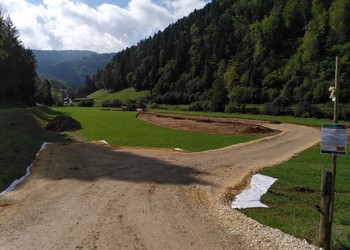 Travaux (septembre 2021) - Installation de la piste de chantier pour l’évacuation des matériaux terreux par camion. En second plan, décapage de l’emprise du projet.