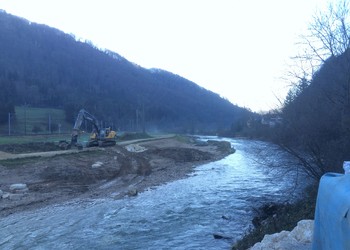 Travaux (décembre 2015) - Finalisation des travaux de terrassement de la berge droite et déplacement du pylône électrique à l’extérieur du lit du cours d’eau