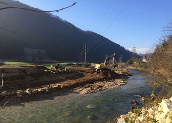 Travaux (décembre 2015) - Finalisation des travaux de terrassements et stabilisation de la portion de berge droite située juste en amont du pont grâce à l’aménagement de lit de plants et plançons