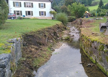 Travaux (septembre 2021) – vue des berges du ruisseau après débroussaillage