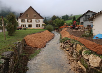 Travaux (octobre 2021) – mise en place des techniques mixtes d’enrochements surmontés de lits de plants et plançons