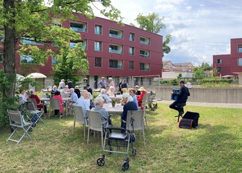 Inauguration (mai 2022) – Sur fond d’accordéon, les résidents et pensionnaires, ravis du résultat, ont levé leurs verres à la fin du chantier. Ils sont invités à proposer un nom pour baptiser le nouvel espace de verdure.